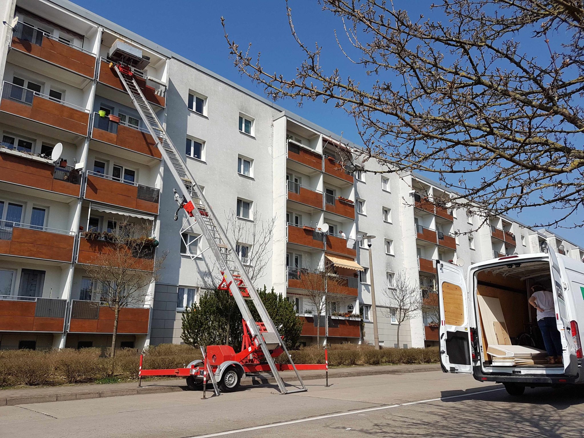 Möbellift im Einsatz_Seitenansicht